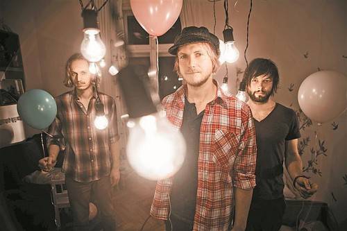 Emanuel Krimplstätter, Max Borchardt und Matthäus Weber (v. l.) begeistern mit ihrem einzigartigen Space-Rock-Sound. Foto: BAnd