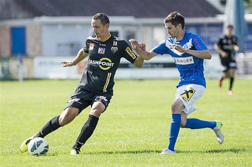 FC-Lustenau-Kicker Dominik Siegl im Duell mit Altach-Goalgetter Hannes Aigner. Foto: stiplovsek