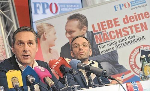 FPÖ-Chef Heinz-Christian Strache und Generalsekretär Kickl (r.) mit dem Wahlplakat und dem Slogan, der für Diskussionen sorgt. Foto: APA