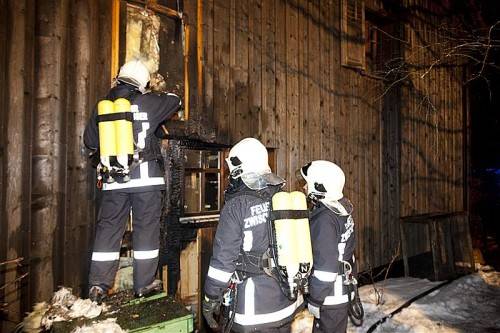 Feuerwehrmänner aus Dafins an jener Stelle beim Wohnhaus, wo das Feuer in der Nacht auf den 9. März gelegt wurde. Foto: d. mathis