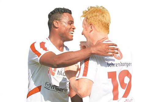 Florian Loretz (r.) jubelt mit Rafael Pereira. Hofmeister