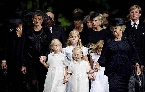 Frisos Mutter Beatrix führte gemeinsam mit seiner Witwe Mabel und den beiden Töchtern den Trauerzug zur Dorfkirche von Lage Vuursche an. Pfarrer Jodok Müller hielt eine berührende Bergmesse in Lech. FotoS: epa