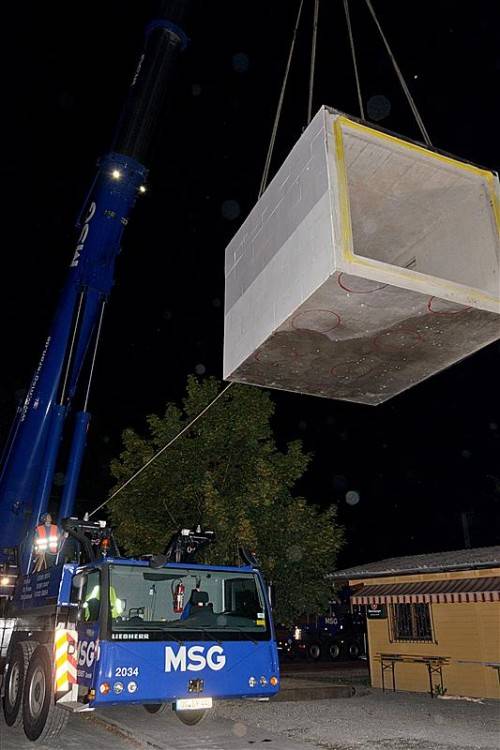 Für die Platzierung kommt ein Spezialkran zum Einsatz. Stadt