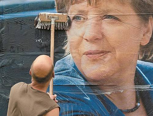 Gegen Schwarz-Grün: Kanzlerin Merkel auf einem Plakat. Foto: EPA