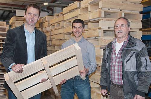 Geschäftsführer Peter Mayerhofer (l.) übergibt die millionste Palette an den Logistik-Bereichsleiter bei Meusburger, Daniel Fuchs. meusburger