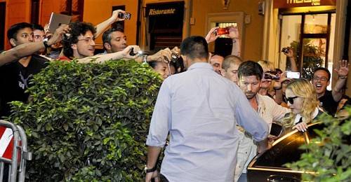 Hunderte Fans warteten vor dem EIngang des Fitness-Studios auf Madonna. Auch zur Einweihung im Oktober wird die Sängerin erwartet. Foto: ap