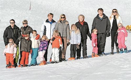 Im Februar 2011 strahlte die Königsfamilie noch komplett beim traditionellen Pressetermin anlässlich des Skiurlaubs in Lech. Auch auf dem Foto: Prinz Friso (r.), seine Frau Mabel sowie die zwei Töchter Zaria und Luana. Foto: APA, VN, EPA