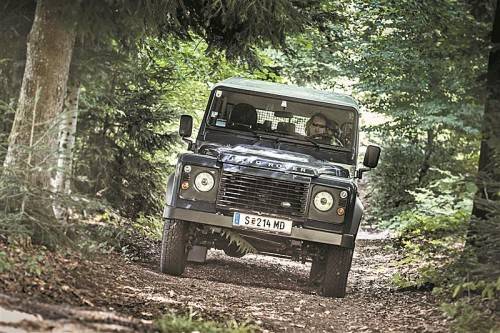 Im Gelände eine Klasse für sich: der Land Rover Defender ist als Kraxler längst eine Legende. Fotos: vn/Steurer