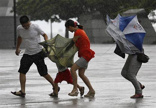 In Hongkong blieben Büros, Schulen und auch die Börse geschlossen. Hunderte Flüge fielen aus. Foto: ap