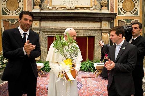 Italiens Nationalteam-Torhüter Gianluigi Buffon (l.) und Weltfußballer Lionel Messi (r.) überreichten Papst Franziskus einen Olivenbaum. Foto: epa