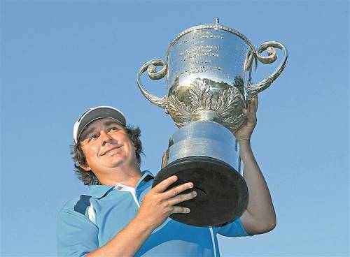 Jason Dufner stemmt stolz die Wanamaker-Trophy. Foto: reuters