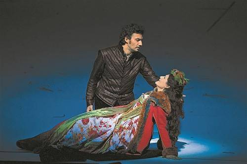 Jonas Kaufmann als Don Carlo und Anja Harteros als Elisabetta in Verdis Oper „Don Carlo“, die gestern Abend Premiere hatte. Foto: APA