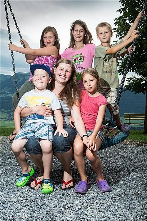 Julia Anna Winder sieht die Kinderbetreuung als tägliche Herausforderung, die mit sehr viel Spaß verbunden ist. Foto: VN/Steurer