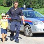 Bub von Felsen gerettet Polizisten eilten Leon (7) zu Hilfe /b1