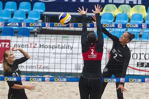 Ländle-Duell bei der Wolfurttrophy: Lisa Chukwuma (r.) und Partnerin Katharina Almer setzten sich mit 2:0 (21:15, 21:15) gegen Nadja Dobler (l.) und Cornelia Rimser durch. Foto: vn/steurer