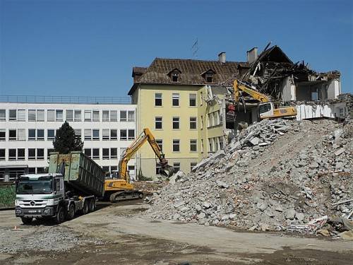 Laufen auf Hochtouren und sollen Ende Woche abgeschlossen sein: die Abbrucharbeiten der einstigen Handelsakademie. Foto: SM