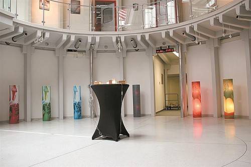 Leuchtende, von Fotos ummantelte Säulen sind in der aktuellen Installation von Gerda Haas im Funkhaus zu sehen. Foto: AG