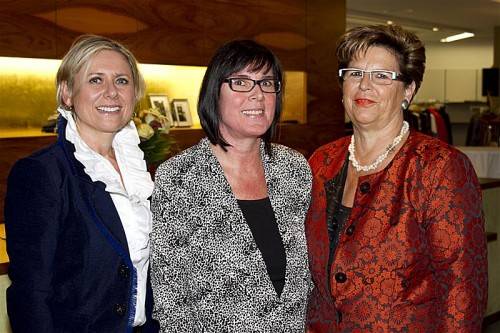 Luden zu einem festlichen Abend: Petra Epp (l.) mit Angelika Lässer und Doris Lenz. Fotos: Franc