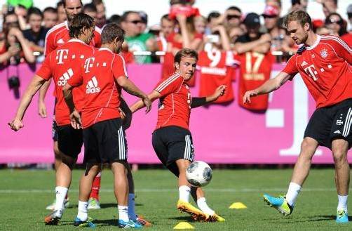 Mario Götze (Mitte) nahm gestern erstmals seit seinem Wechsel am Mannschaftstraining des FC Bayern München teil. Foto: epa