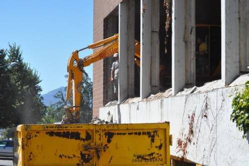Mit den Abbrucharbeiten bei der Klauser Mittelschul-Turnhalle wurde bereits begonnen. Foto: MWE