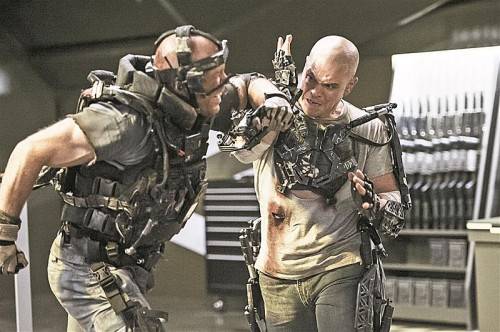 Mit kahlgeschorenem Kopf und beeindruckenden Muskelpaketen kämpft Max (Matt Damon, r.) auf Elysium gegen die Reichen. Foto: AP