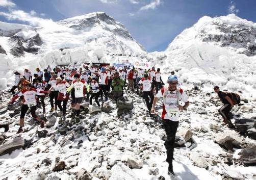 Nepal will mit den neuen Regeln auch den Massentourismus am Mount Everest eindämmen und stärker überwachen. Foto: AP