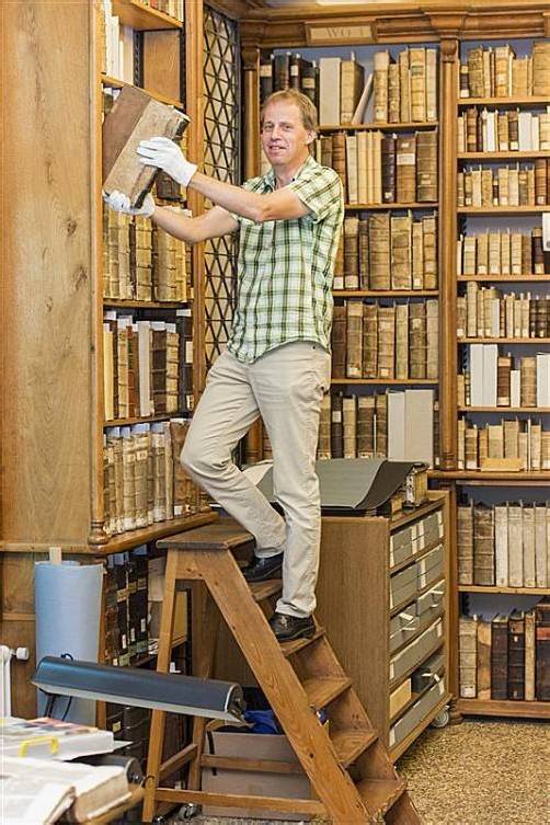 Ein Blick in die Schatzkammer der Landesbibliothek: Zumindest die drängende Frage des Lagerraums soll in Kombination mit dem Vorarlberg Museum gelöst werden.