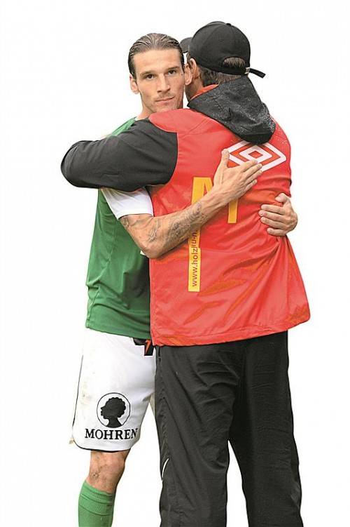 Patrick Salomon und Austria-Trainer Helgi Kolvidsson. Foto: gepa