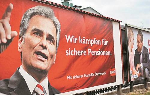 SPÖ
Als Garant der Stabilität versucht die SPÖ ihren Spitzenkandidaten Werner Faymann darzustellen und setzt dabei auf einen Kanzlerbonus. „Stürmische Zeiten, sichere Hand“, lautete der erste Slogan. Daneben werden Schlagworte wie „Arbeit“ und Ankündigungen wie „Wir kämpfen für sichere Pensionen“ plakatiert. Inhaltlich gibt es nicht viel dazu. Doch die SPÖ hat damit auch in der Vergangenheit meist Platz 1 halten können.