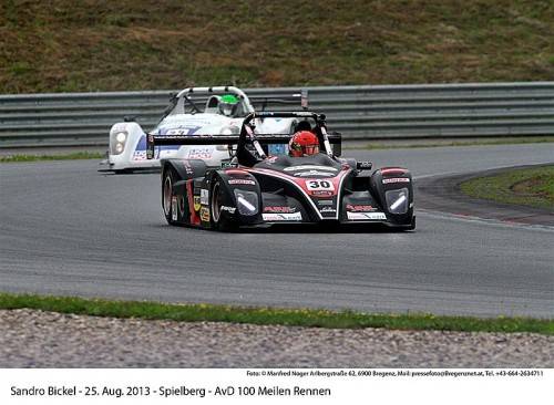 Im Vordergrund der 22-jährige Sandro Bickel aus Bludesch mit seinem offenen Ligier-JS-53-Honda-Sportwagen. Foto: Noger