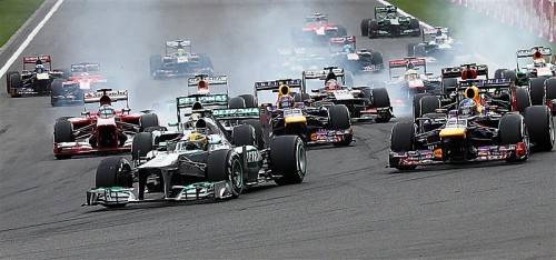 Schon wenige Meter nach dem Start setzte Sebastian Vettel (rechts) zum erfolgreichen Überholmanöver gegen Lewis Hamilton an. Foto: epa