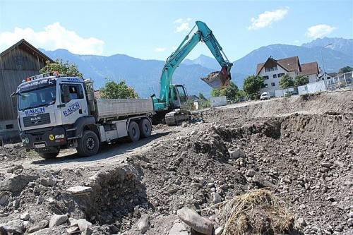 Sind bereits angelaufen: die Bauarbeiten für ein Wohnbauprojekt der Vogewosi in Bludesch mit 23 Wohneinheiten. Foto: schwald