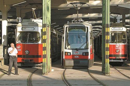 Straßenbahngarnituren in Wien: Soll auch Vorarlberg eine „Tram“ ­bekommen? Die Diskussion darüber dauert an. Foto: APA