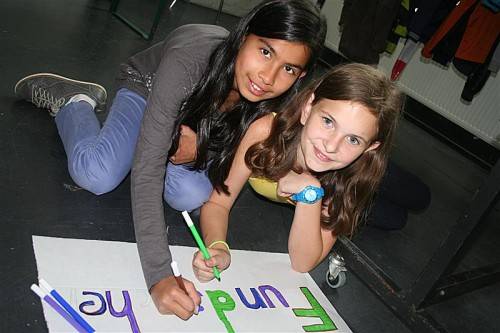 Suraya und Anabelle arbeiten im Fundamt der Kinderstadt. Foto: FEP