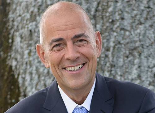 Ulrich Schumacher
CEO Zumtobel AG
Ulrich Schumacher war im Vorstand der Siemens, managte die Ausgliederung von Infineon. Seit 2013 ist er Vorstandschef der Zumtobel AG – er ist der Mann, der Zumtobel durch den Technologiewandel führen soll. Der Elektrotechniker gilt als Koryphäe für Halbleitertechnologie, Vordenker und Kenner des asiatischen Marktes.