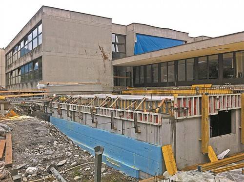 Vor dem Haupteingang der Mittelschule wird derzeit der erste Zubau fertiggestellt. Foto: vn/Schwald