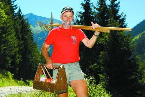 Walter Zudrell ist bei seinen Kontrollgängen auf den Wanderwegen stets gut ausgerüstet unterwegs. Foto: VN/Hofmeister