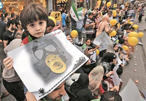 Weltweite Proteste gegen den Giftgaseinastz in Syrien. Auf dem Foto: Ein Kind vor dem russischen Konsulat in Istanbul. Foto: EPA