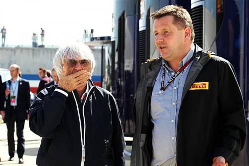 Wenig Verständnis für Michelin: Pirelli-Boss Paul Hembery (r.). Foto: epa