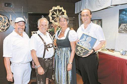 Werner Berjak (l.) mit Künstler Otmar Ganahl sowie Monika Wehinger und Bürgermeister Dietmar Tschohl. Fotos: ame