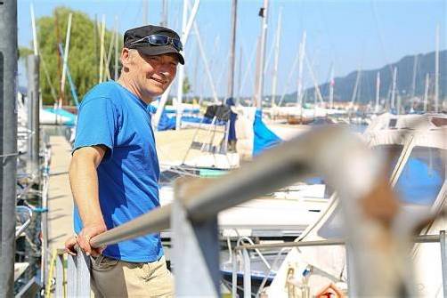 Werner Huchel sorgt für Ordnung im Sporthafen in Bregenz. Im Fünf-Minuten-Takt erscheinen Bootsfahrer, Verletzte und Passanten beim Hafenmeister -Häuschen mit ihren Anliegen. Foto: vn/Hofmeister