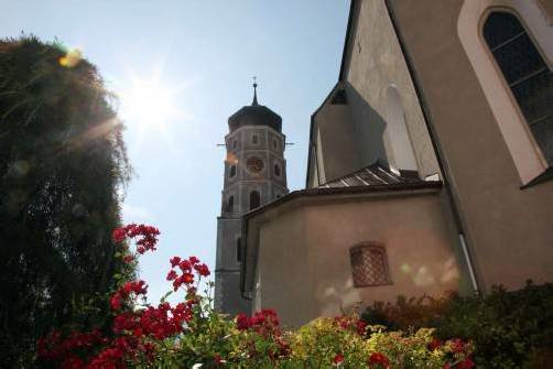 Wird mit einer neuen Glocke ausgestattet: der Turm der knapp 500-jährigen Laurentiuskirche in Bludenz. Foto: Meznar