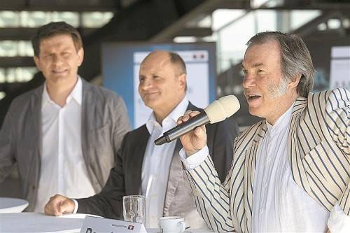 Zufrieden, aber kein Grund zur Euphorie: Kaufmännischer Direktor Michael Diem, Festspiele-Präsident Hans-Peter Metzler und Intendant David Pountney. Foto: VN/Paulitsch