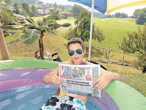Ganz schön cool präsentierte sich der 13-jährige Felix Breuß im Pool auf Balkonien. Ein XL-Fotobuch-Gutschein soll dem jungen Mann aus Übersaxen den Sommerausklang außerdem versüßen.