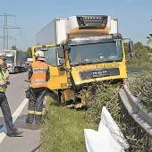 Stau übersehen – Auto von Lkw gerammt