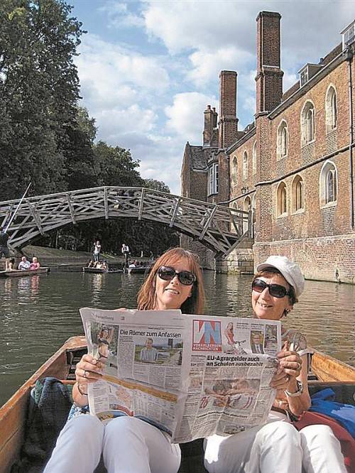 Bei einer gemütlichen Punting-Fahrt (Stechkahn) auf dem Fluss Cam in Cambridge lieferte Mama Trudi ihrer Tochter Uli, die in England wohnt, die neuesten Nachrichten aus Vorarlberg gleich mit. Ein Foto, das sich auch in einem XL-Fotobuch von Hartlauer gut machen würde.
