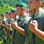 Uniform trotz Rekordtemperaturen: 145 Rekruten in Brand angelobt