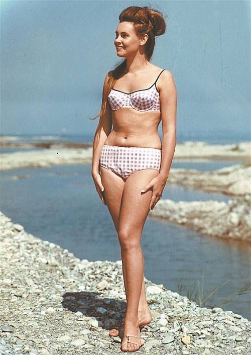 Christine Rhomberg aus Dornbirn präsentierte 1963 als Hausmannequin die Bikinis der Firma Elastisana.