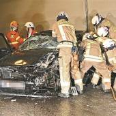 Unfall im Achraintunnel – Feuerwehrmänner befreiten Autofahrerin