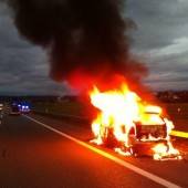 Auto ging auf Autobahn in Flammen auf
